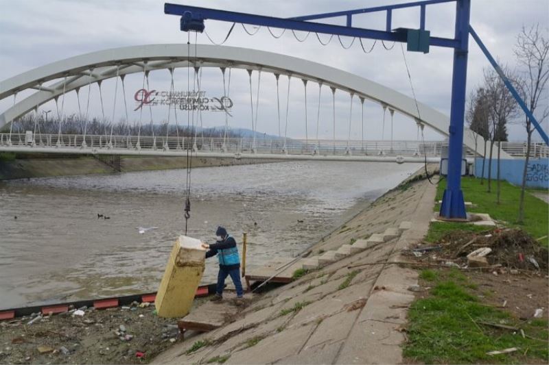 Derede yüzen buzdolabı geri dönüşme gitti