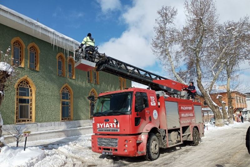 Tehlike saçan buz sarkıtları temizlendi