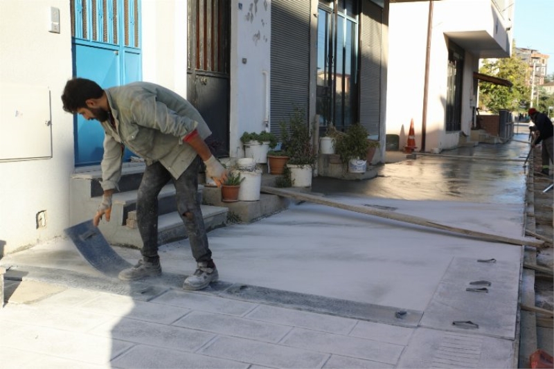 İzmit Ahmet Müfit Bey Caddesi’nde kaldırımlar yenileniyor