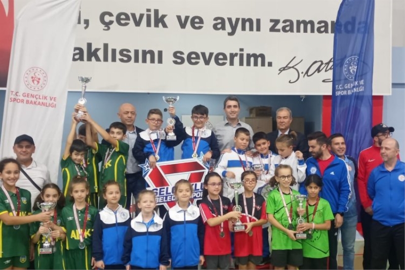 Masa tenisinde minikler bölge yarışması Aydın Didim