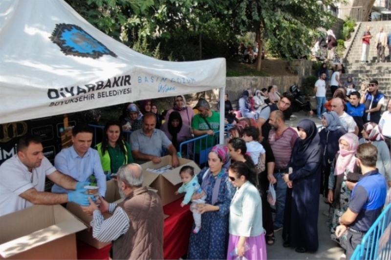 Diyarbakır’da vatandaşlara kandillik ikram