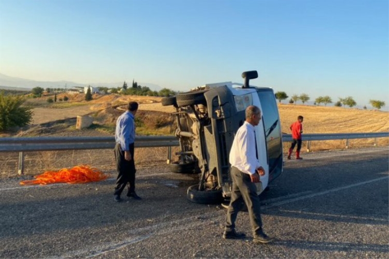 Adıyaman’da virajı alamayan sürücü takla attı