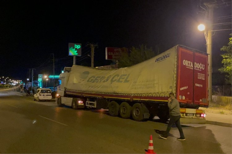 Adıyaman’da nar yüklü tır virajı alamayınca devrildi.