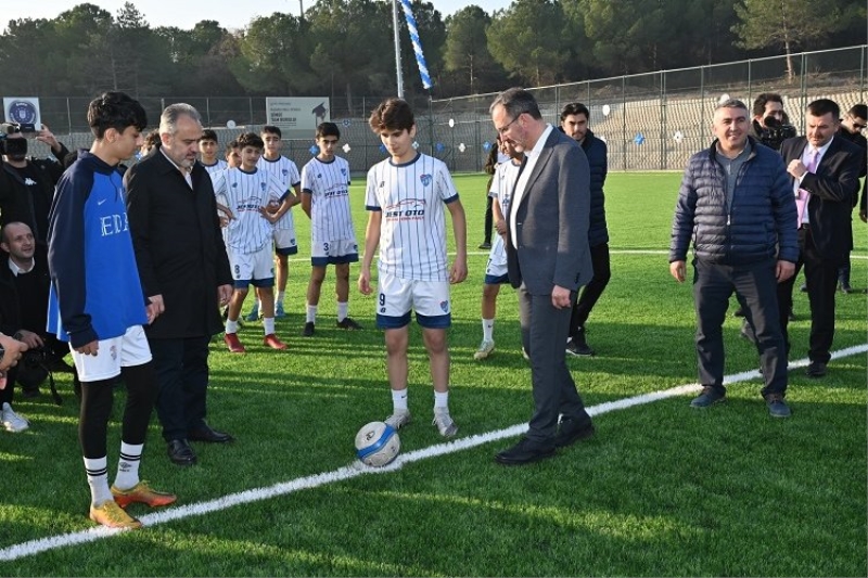 Büyükşehir’den üniversiteye futbol sahası