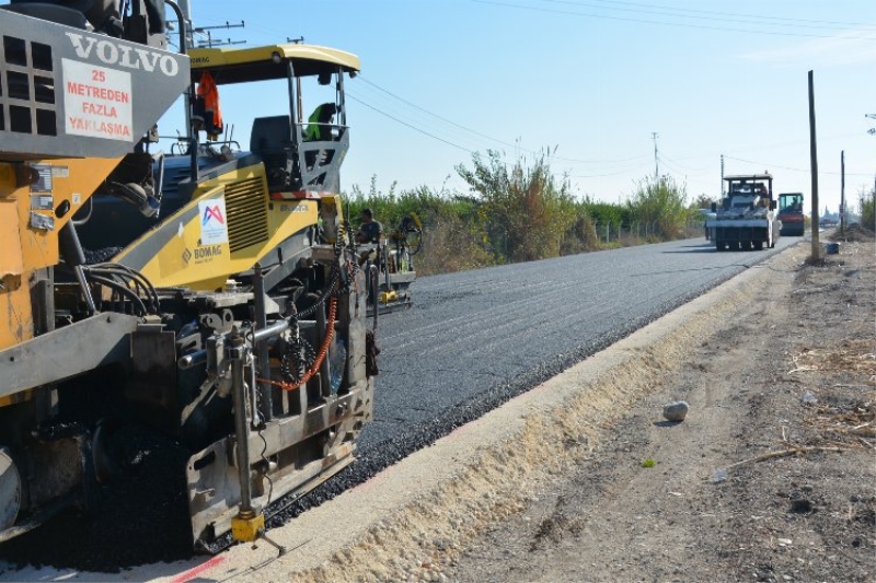 Çukurova’nın kalbine uzanan yola sıcak asfalt