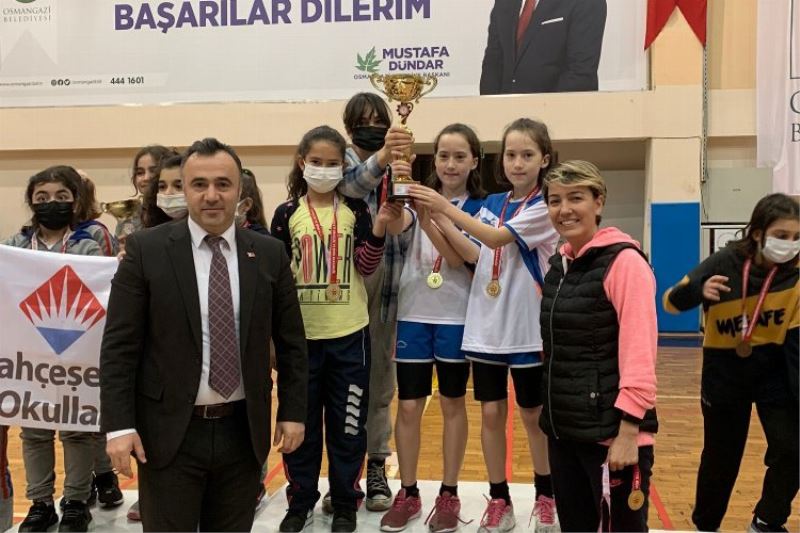 Bursa Osmangazili Badmintoncular hız kesmiyor