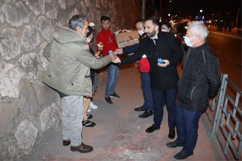 Kocaeli İzmit Belediyesi  servis  bekleyen emekçilere hayırlı işler diledi