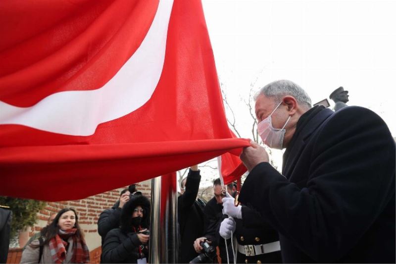 Altın madalyalı bayrak göndere çekildi