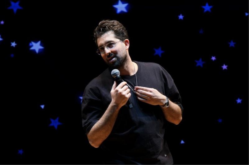 Doğu Demirkol’un stand-up gösterisi ile eğlendi