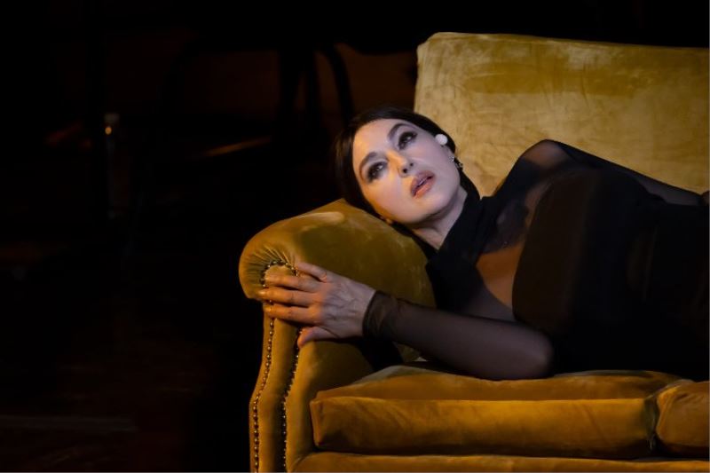 Monica Bellucci’nin gösterisine ünlüler geçidi 