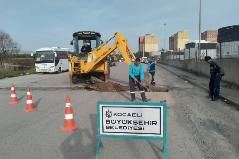 Kocaeli Gebze bölgesinde bozulan yollara müdahale