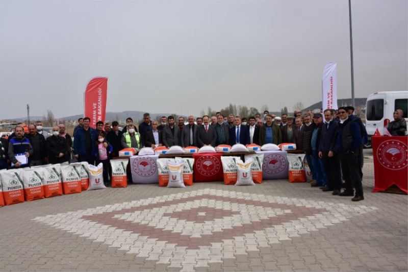 Bilecik Bozüyük ilçesinde çiftçiye ayçiçeği ve nohut tohumu dağıtıldı