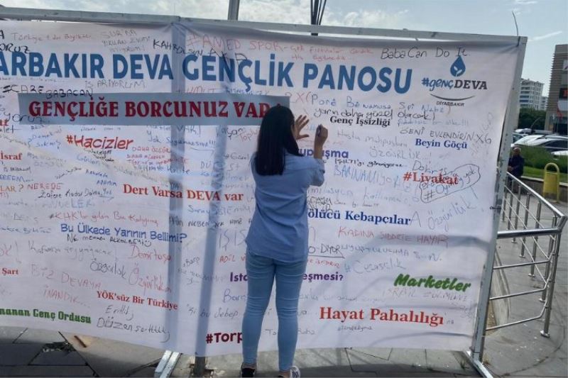 Gençler taleplerini DEVA panolarına yazdı