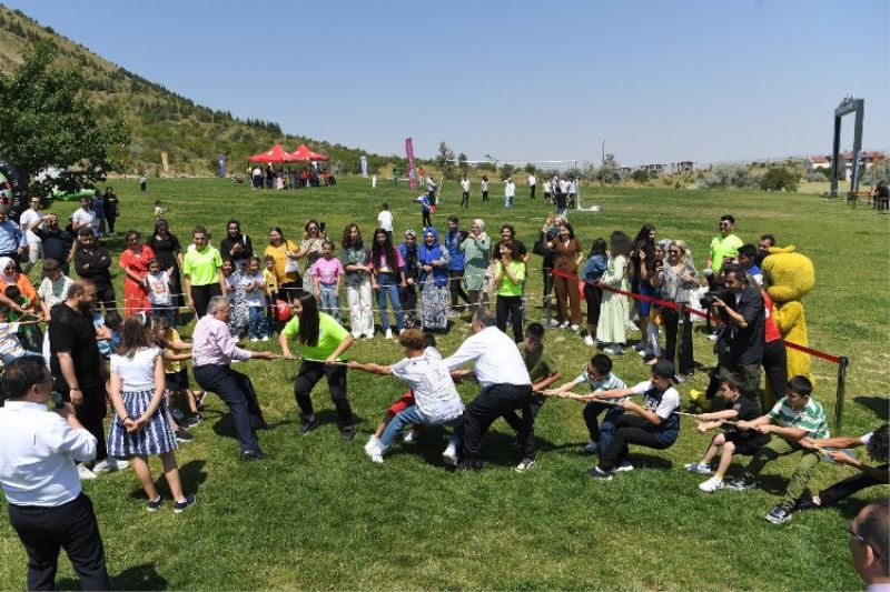 Halay çekti, futbol oynadı, çocukluk günlerini yeniden yaşadı