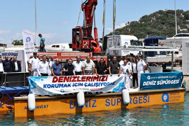 Antalya’nın ilk deniz süpürgesi Akdeniz’e indirildi