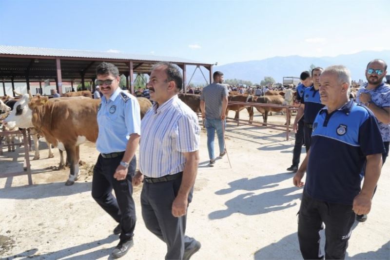 Zabıta ekipleri hayvan pazarını denetledi