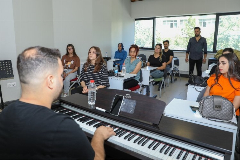 Diyarbakırlı gençler sanat kurslarıyla yazı dolu dolu geçiriyor