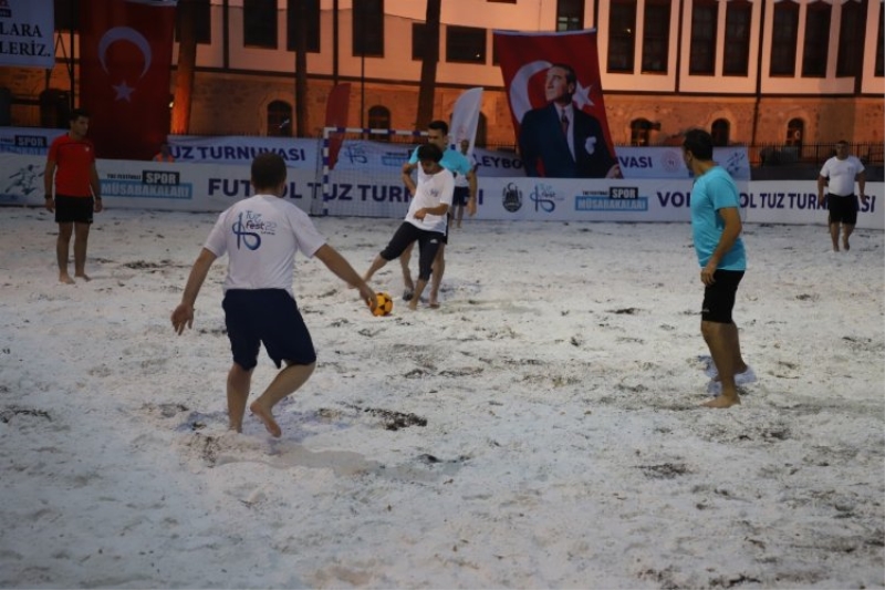 Tuz üzerinde çıplak ayakla futbol