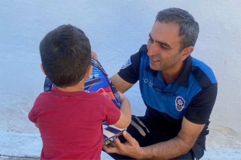 Malatya polisi okul hazırlığındaki öğrencileri sevindirdi