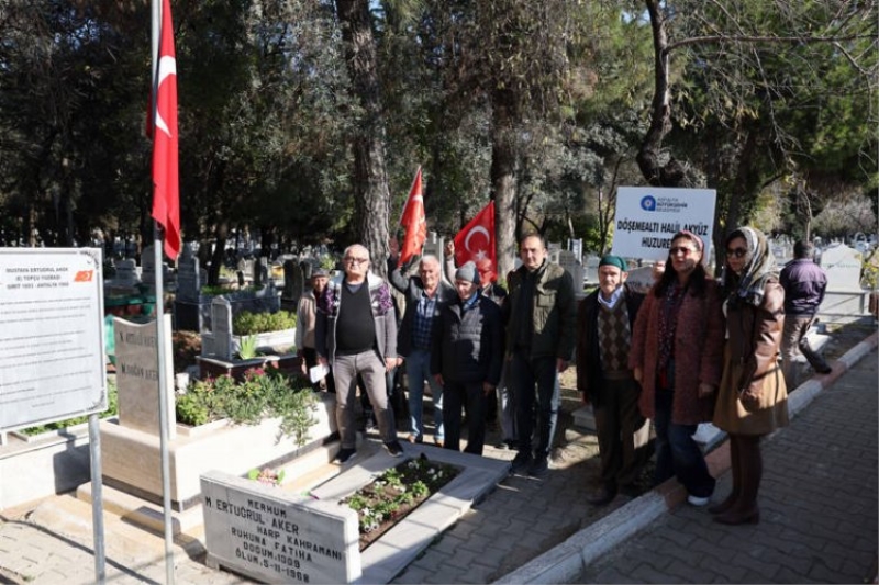 Huzurevi Sakinleri Topçu Yüzbaşı’nı Mezarı başında andı