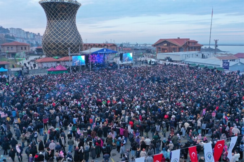 9 mangal standında 2,5 ton hamsi pişirildi