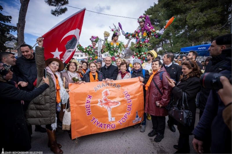 Başkan Soyer: “Baharın da siyasetin de yalancısına inanmayın”