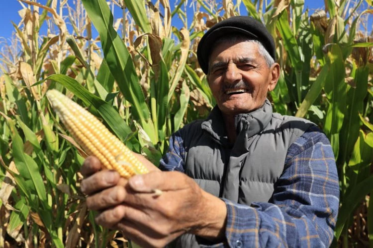 Korkuteli Taşkesiği Mahallesi’ne silaj makinesi hibesi