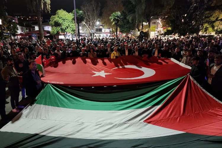 Gölcüklüler insalık dışı saldırıları protesto etti