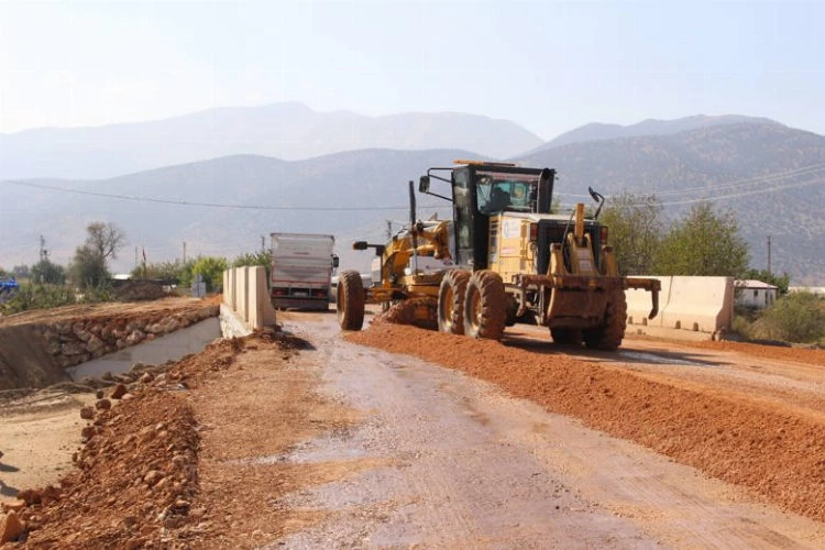 Büyükşehir Elmalı Bayralar köprüsünü yeniledi