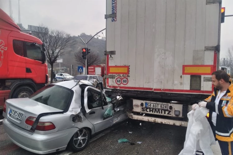 Pazaryeri’nde TIR’a otomobil çarptı! 1 ölü 1 yaralı