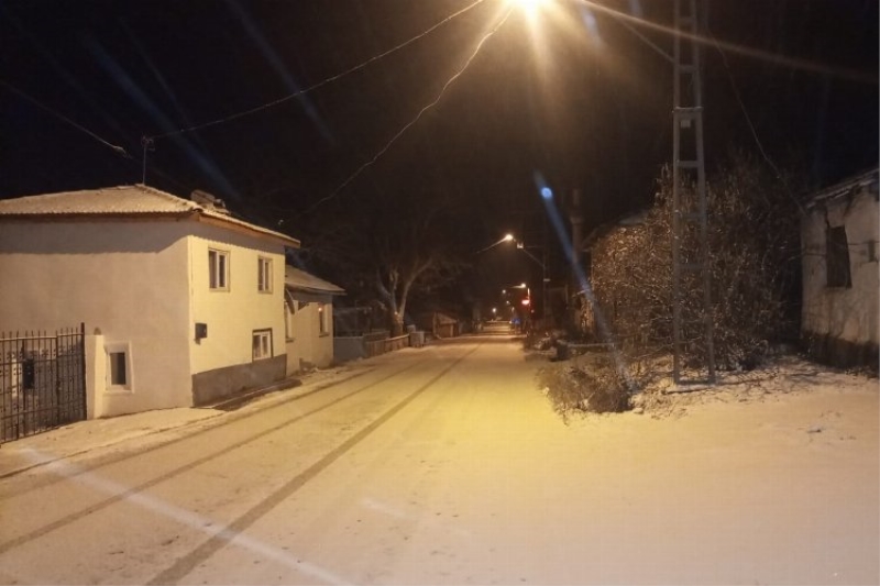 Bilecik Pazaryeri’nde mevsimin ilk kar yağışı başladı