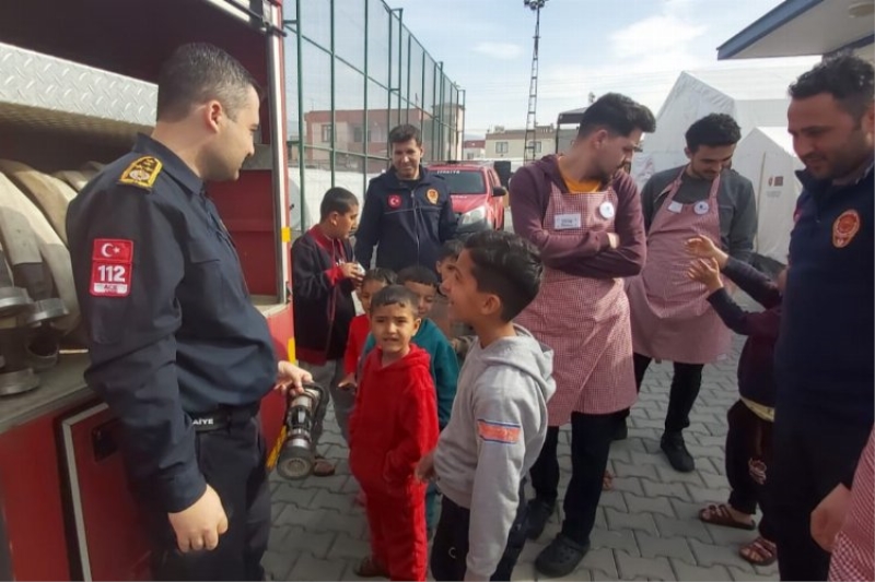 Manisa İtfaiyesi, çadır kentteki çocukları sevindirdi