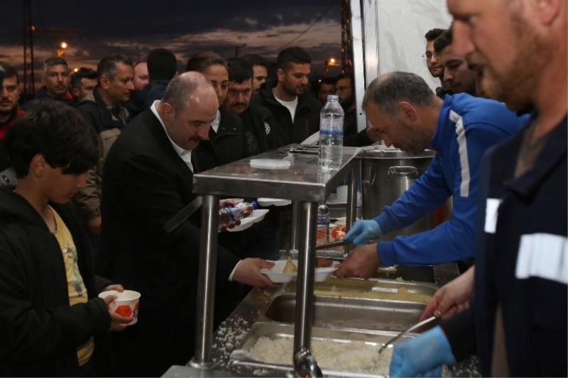 Bakan Varank, Kocaeli çadır kentte orucunu açtı