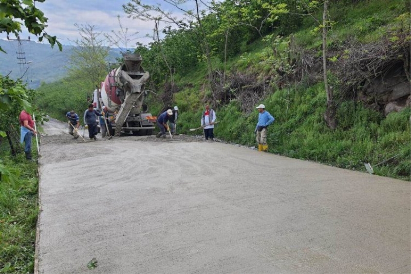 Kuylu Karaağaç yolu beton ile buluşuyor