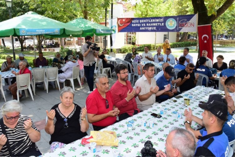 Manisa kahraman şehitlerini unutmuyor