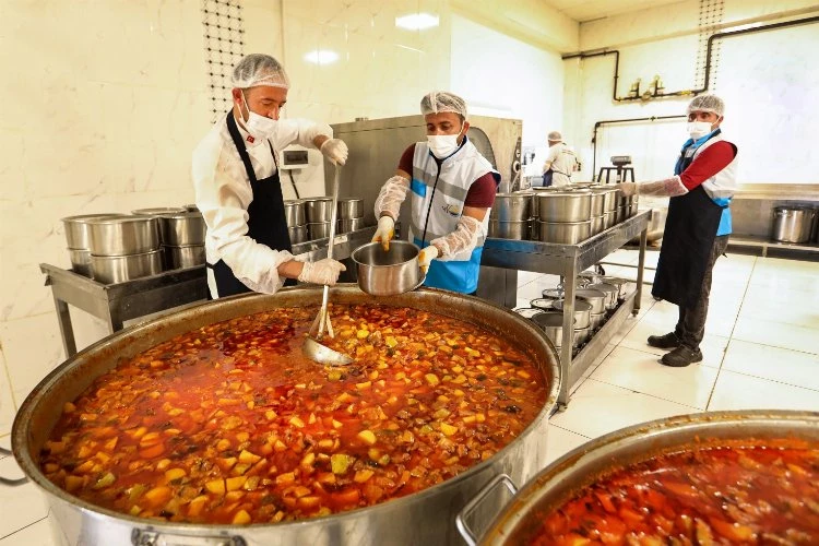 Büyükşehirden evlere sıcak yemek yardımı