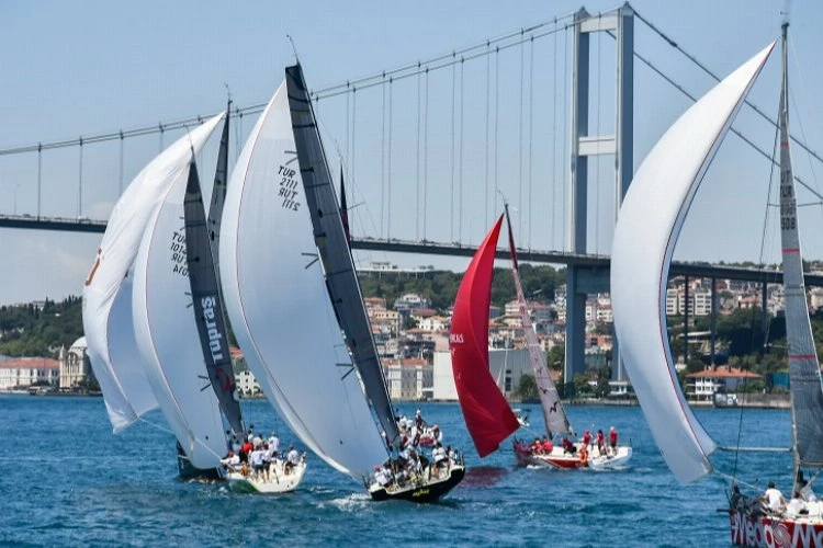 Yelkenler İstanbul Boğazı