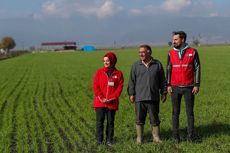 Depremden etkilenen çiftçiler Kızılay