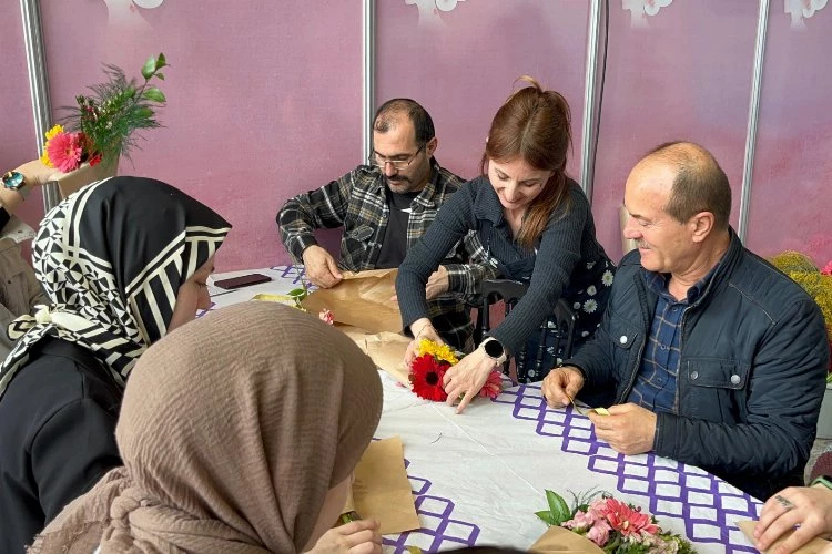 Beyler Kadın Festivali’nde eşlerine çiçek yaptı