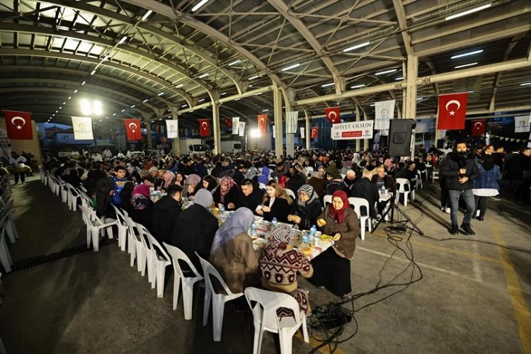 Büyükşehir’in iftar bereketi Karşıyaka’ya taşındı