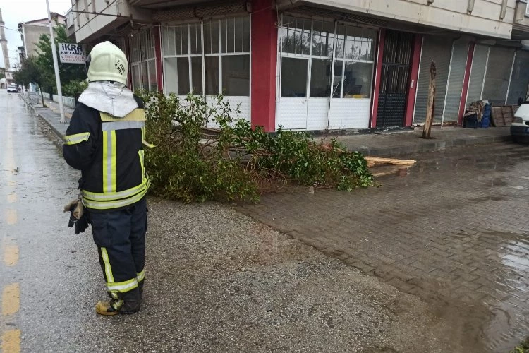 Manisa Büyükşehir İtfaiyesi fırtına mesaisinde