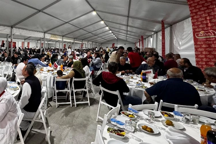 Lezita ailesi geleneksel iftar yemeklerinde buluştu