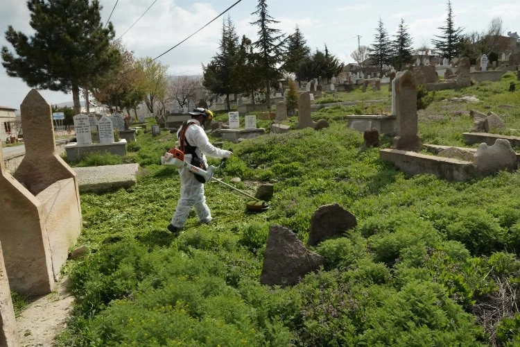 Melikgazi’de mezarlıklar bayrama hazır