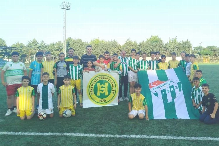 Hürspor’un miniklerinden Bursaspor’a destek