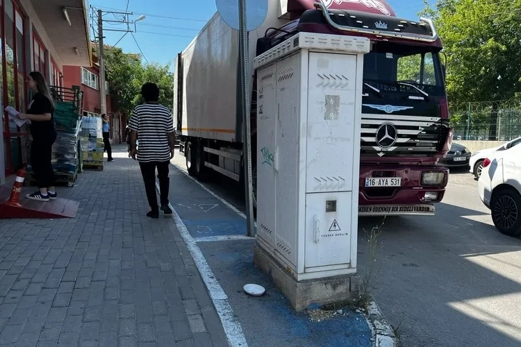 Bilinçsiz sürücüler bisiklet yollarına engel oluyor