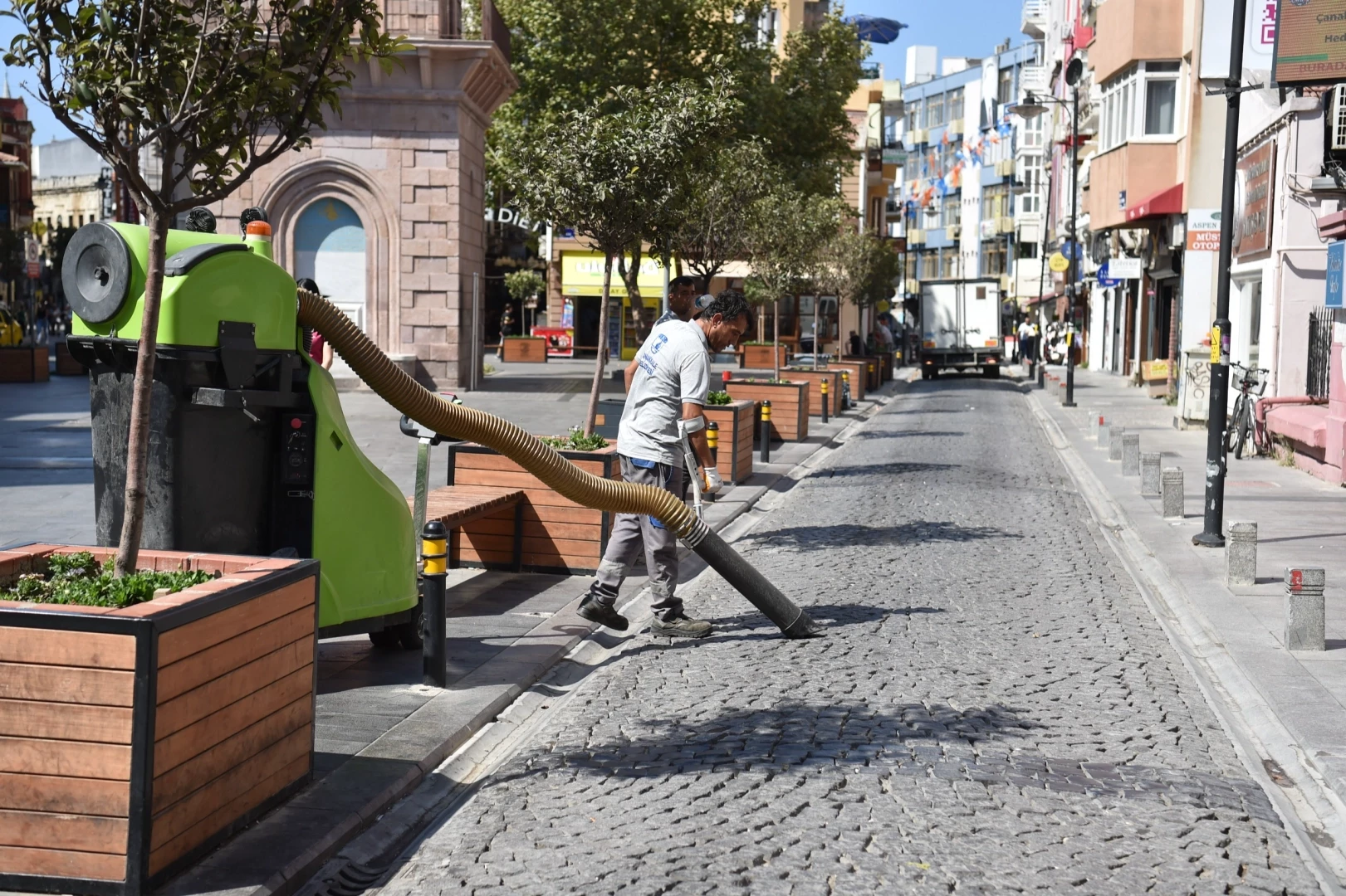 Belediye ekipleri izmarit avında