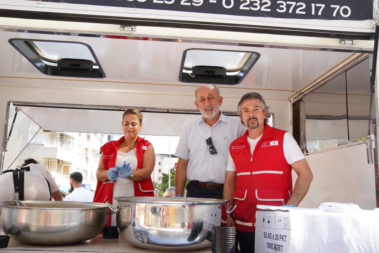 Bayraklı Kızılay Şubesi aşure etkinliği düzenledi