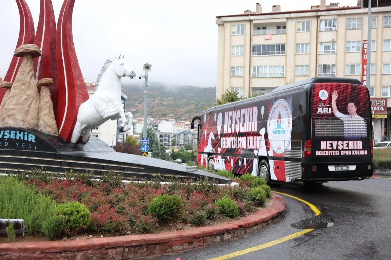Başkan Rasim Arı, Nevşehir Belediyesi SK otobüsünü kullandı