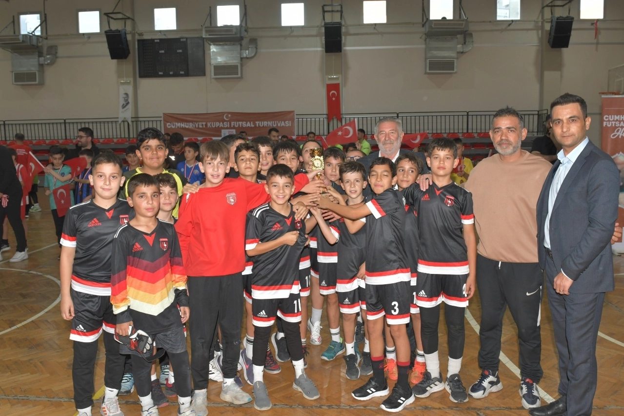 İzmir Çiğli’de Cumhuriyet coşkusu Futsal sahasında zirveye taşındı