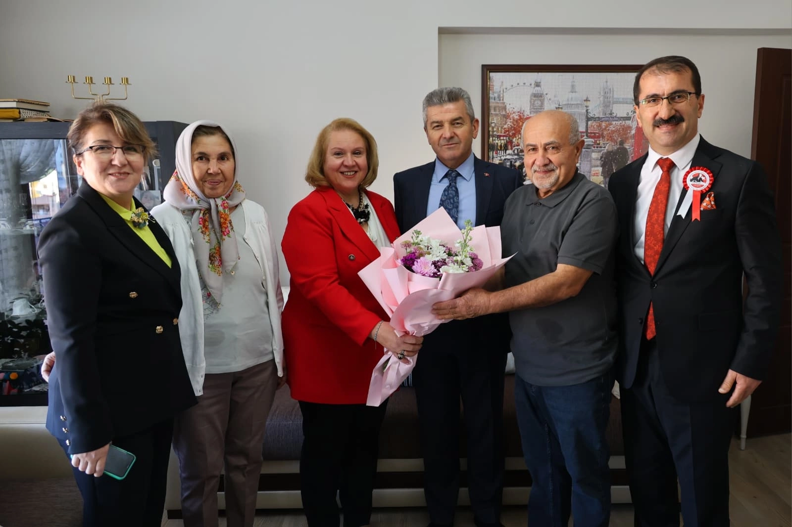 Artvin Valisi Ergün’den emekli öğretmene anlamlı ziyaret